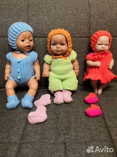 Связанные костюмчики и пинетки для кукол