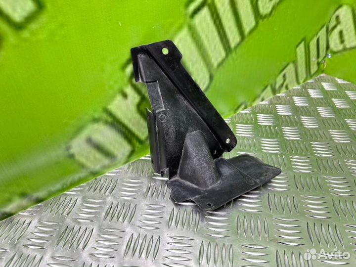 Пыльник радиатора левый Mercedes-Benz W124 M102