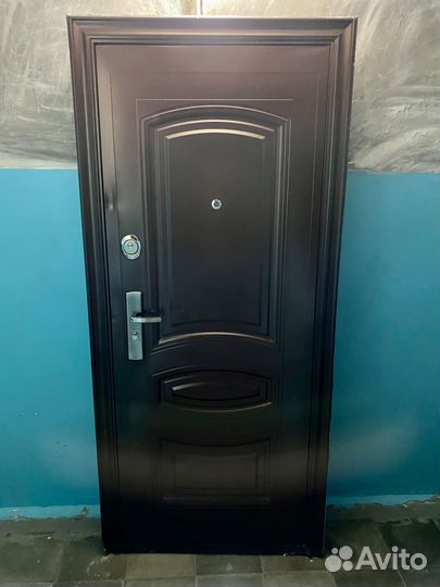Дверь входная металлическая, с новостройки