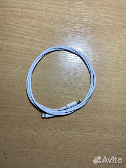 Кабель для зарядки на iPhone