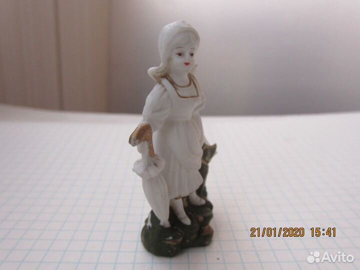 Маленькая куколка фарфор винтаж