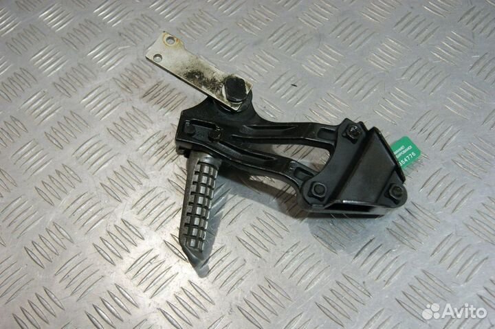 Подножка пассажира правая Kawasaki ZZR1100-1, ZXT1