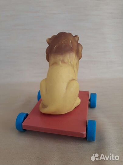 Игрушка Резиновый лев на тележке