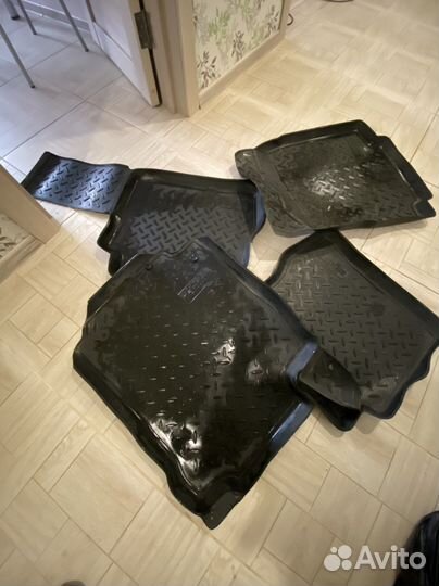 Резиновые коврики в салон