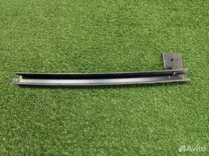 Направляющая стекла передняя правая Mitsubishi