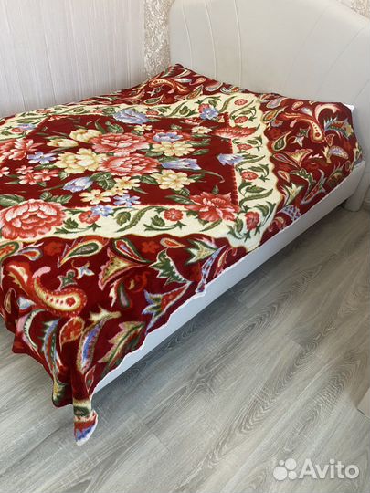 Пледы и покрывало