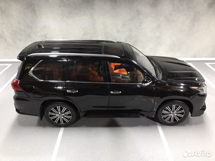 Коллекционная модель 1:18 Lexus LX570