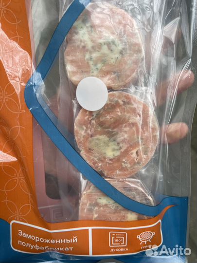 Рулет из горбуши с беконом и соусом песто