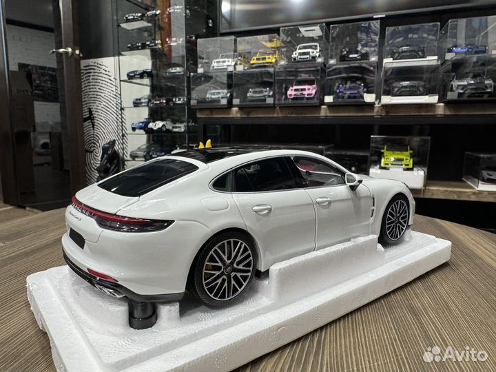 Minichamps Porsche Panamera (113061074) 1:18