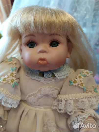 Кукла фарфоровая