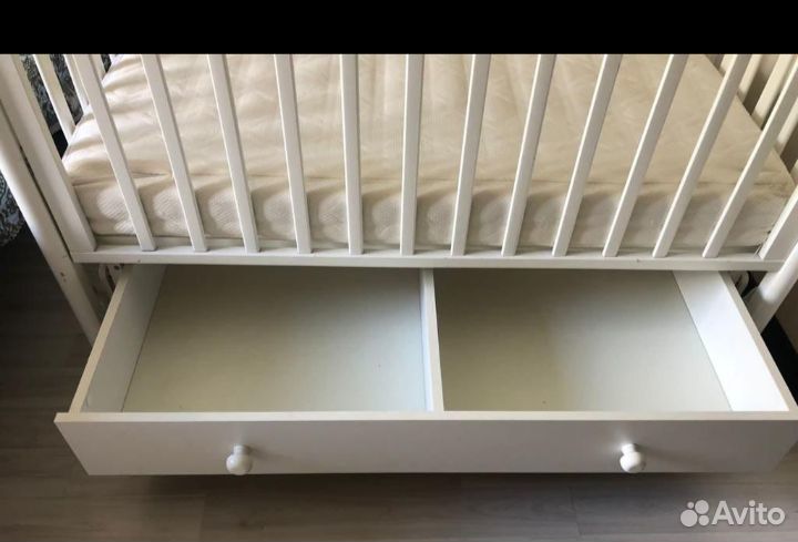 Детская кроватка с маятником и ящиком