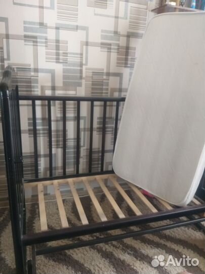 Детская кроватка с универсальным маятником