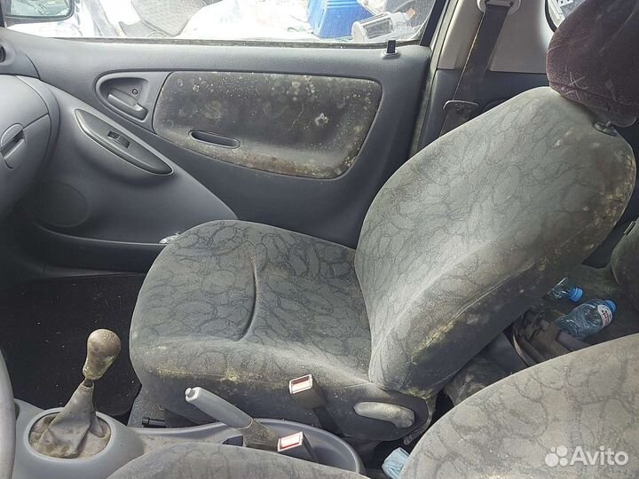 Сиденья передние откидные для Toyota Yaris 1
