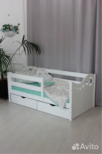 Детская кровать из цельного дерева