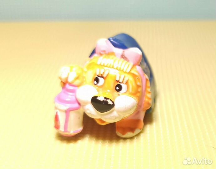 Киндерфигурка Лвёнок в палатке с фонарём из серии