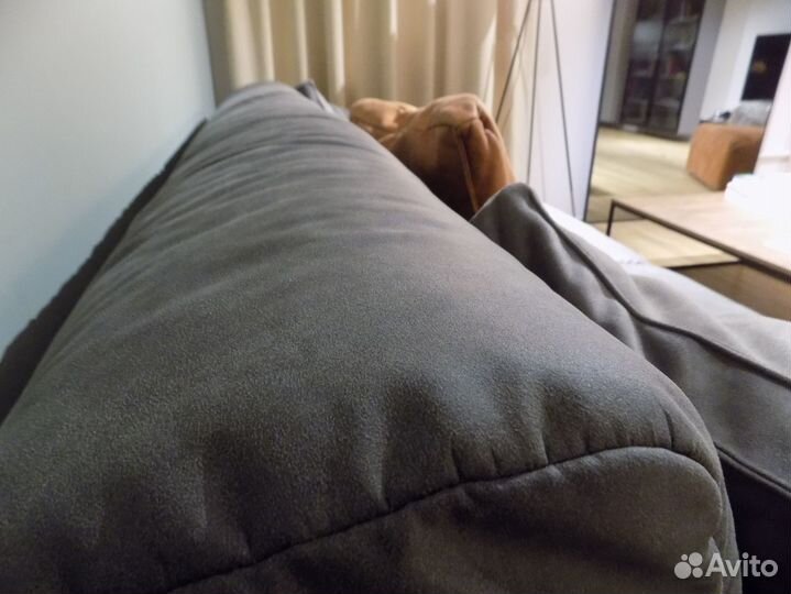 Диван с обивкой под состаренную кожу