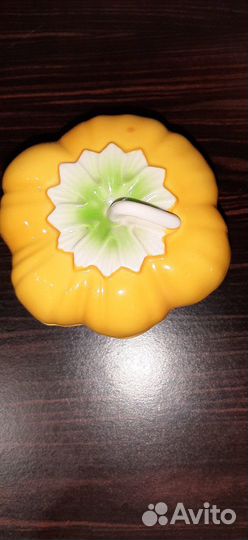 Фарфоровая статуэтка соусница 