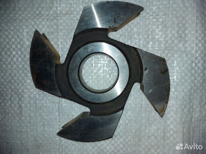 Фрезы по дереву. Размер на вал в 32 мм