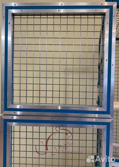 Антивандальная клетка-витрина для крупных попугаев