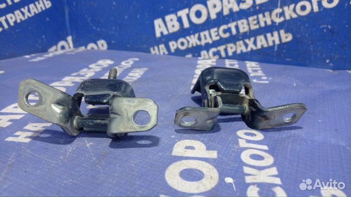 Петля двери Mazda 3 Bk седан Z6 2006