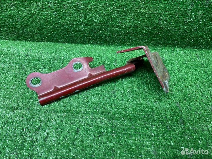 Петля капота правая Kia Sephia