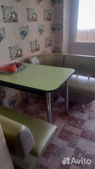 Кухонный уголок со столом