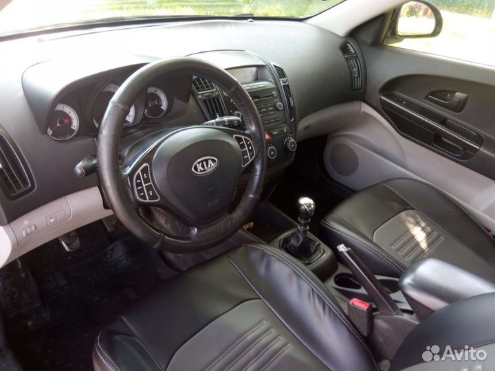 Kia Ceed 1.4 МТ, 2008, битый, 380 000 км