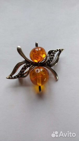 Винтажная серебряная брошь с натуральным янтарем