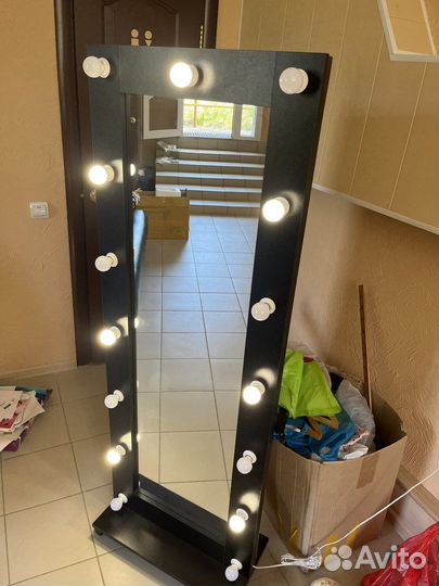 Гримерное зеркало с лампочками