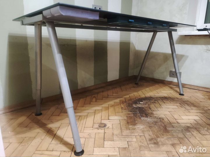 Компьютерный стол стеклянный Икеа
