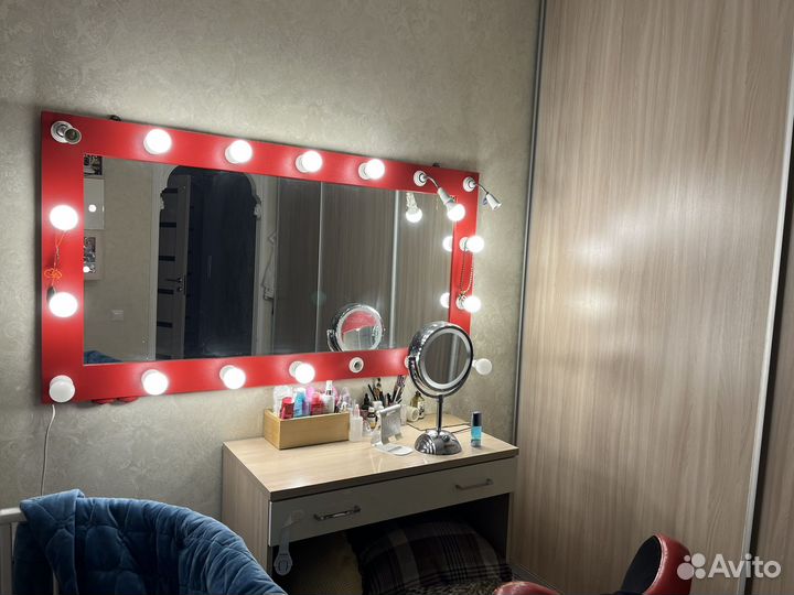 Гримерное зеркало с лампочками