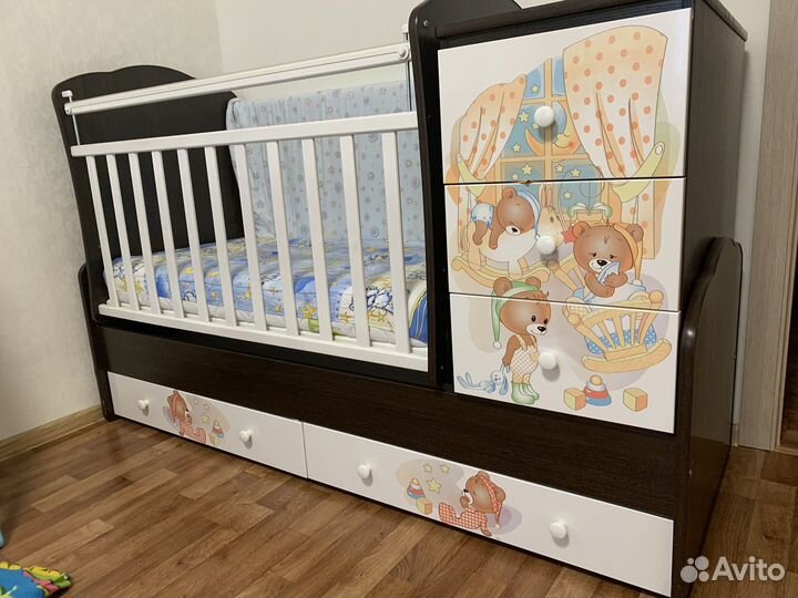 Детская кроватка с маятником