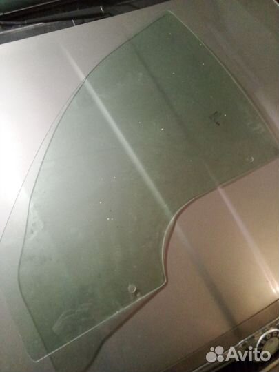 Стекло левой передней двери