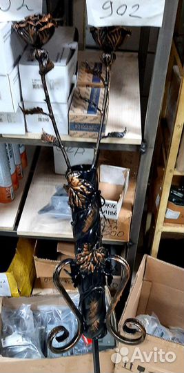 Ваза с коваными розами