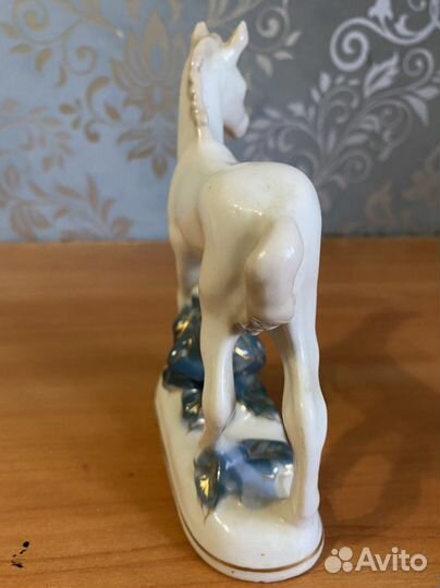 Статуэтка фарфор Гжель Жеребенок