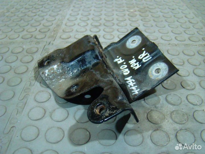 Evoque Кронштейн крепления крыла правый