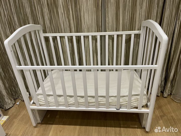 Детская кроватка с маятником