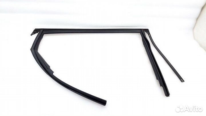 Уплотнитель стекла двери задний правый Audi Q7 4M