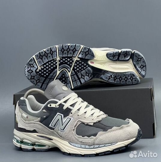 Удобные кроссовки New Balance 2002R