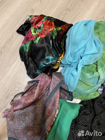 Пакетом женские платки, палантины