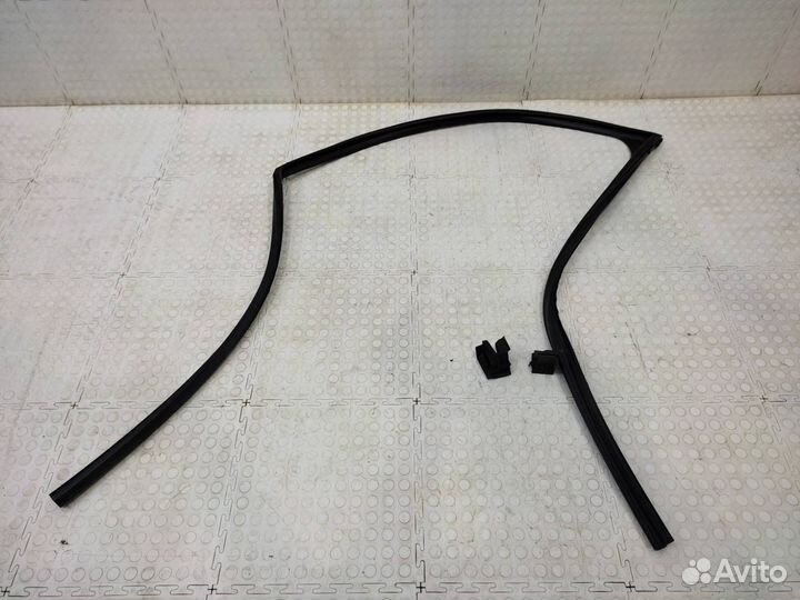 Уплотнитель стекла двери передний левый Lexus Rx 4