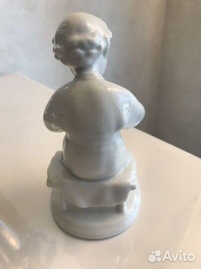 Статуэтка фарфор 