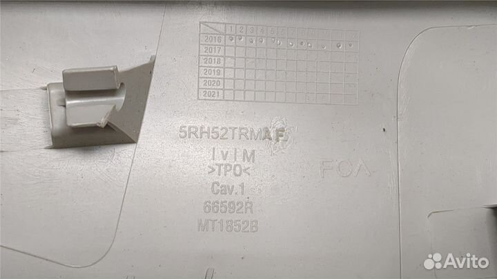 Обшивка стойки Chrysler Pacifica, 2017