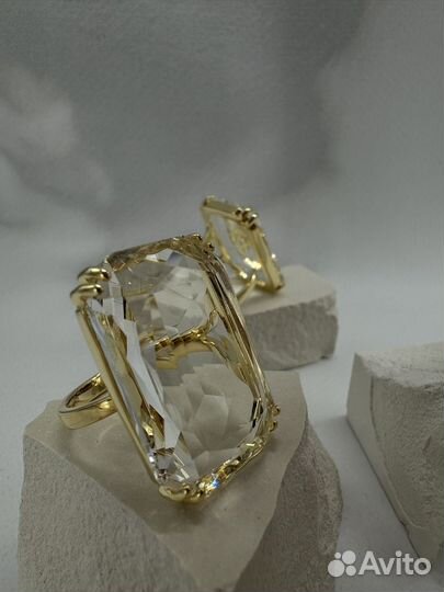 Кольцо с прозрачным кристаллом