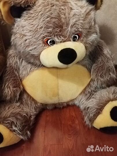Большой плюшевый медведь