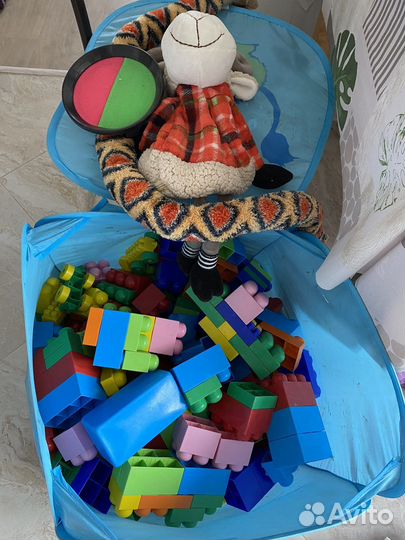 Конструктор крупный разный и кубики