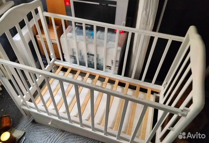 Детская кровать с маятником и ящиком