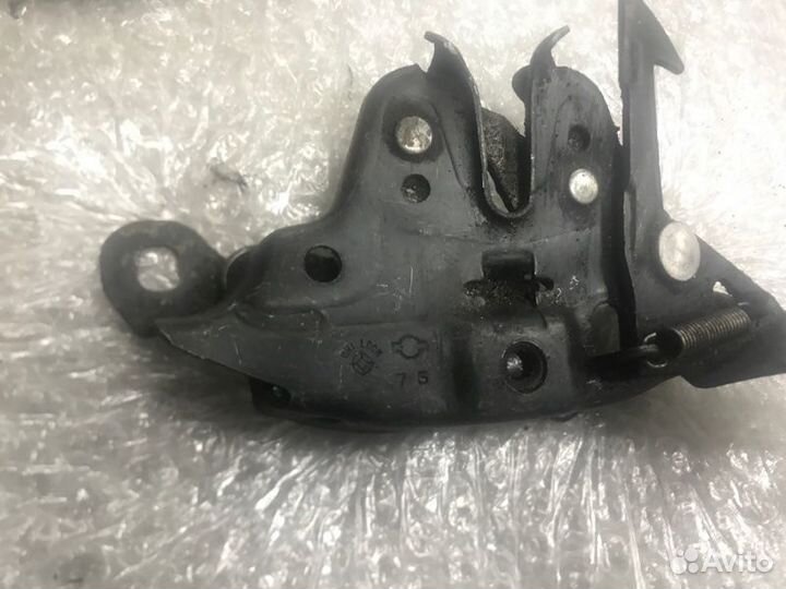 Замок капота передний Nissan Sunny WHA32 VQ30DE