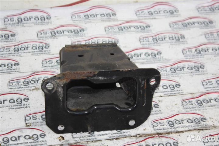 Кронштейн усилителя переднего бампера правый Niss