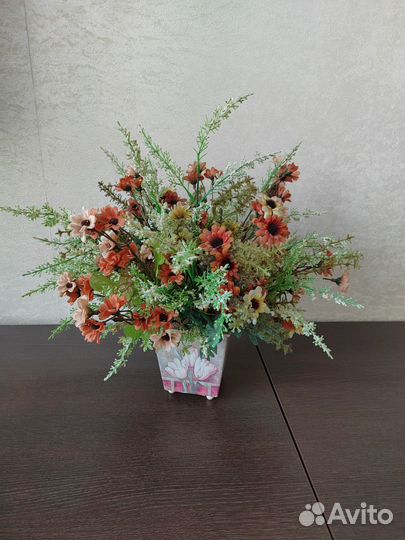 Композиция из искусственных цветов